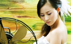 油画背景前的白衣美女