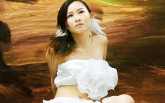 油画背景前的白衣美女