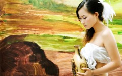 油画背景前的白衣美女