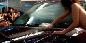 當半裸洗車女模 中國留學生被開除