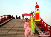 美女穿透視古裝征婚 要求身家不低於600萬
