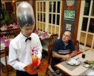 雷翻了！国外居然还有安全套餐馆