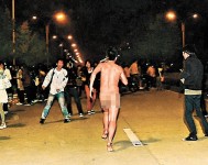 大學生校園裸跑解悶