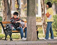 南京「紅袖章」巡校　喝止小情侶擁抱親吻