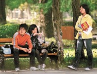 南京「紅袖章」巡校　喝止小情侶擁抱親吻