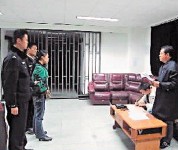 成都蠻婦鬧法庭　當眾脫褲