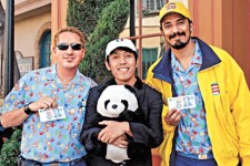內地漢充闊佬 美街頭派錢