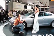 車展癡情漢向車模求婚
