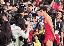 驚見老友扮記者 劉翔運動場獨照基仔