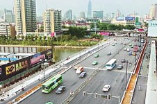 南京新橋現裂縫　承建商膠水補洞
