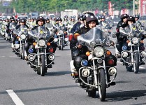 東莞 500武警「閱兵」震懾罪犯