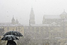 西班牙 50年首下雪