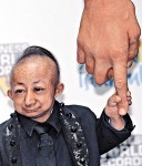 第一高人手指長過最矮男頭部