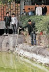 小姊妹跌落塘淹死　 20人旁觀