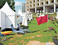 春節三亞酒店逼爆，遊客 980元住帳篷