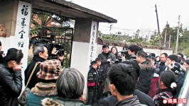 犀利哥回家了　鞭炮萬響　村民夾道