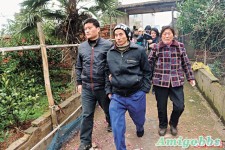 犀利哥回家了　鞭炮萬響　村民夾道