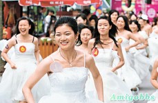 100新娘穿婚紗賽跑
