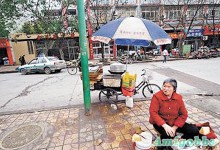 男童沉迷網吧遭父鎖在燈柱