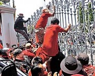 曼谷頒緊急狀態 紅衫軍闖入國會　阿披實閣員擔梯爬牆走令
