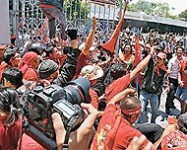 曼谷頒緊急狀態 紅衫軍闖入國會　阿披實閣員擔梯爬牆走令