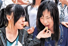 大學辦昆蟲宴 千人爭嚐幼蟬蝗蟲