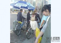 警察“PK”违章漂亮洋妞