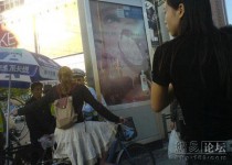 警察“PK”违章漂亮洋妞