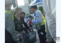 警察“PK”违章漂亮洋妞