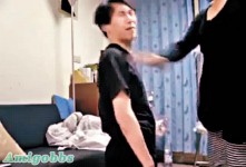 台女逼爽約男友下跪　怒摑 44巴