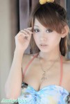 低胸吊帶少女
