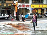 中女上海街頭脫褲小便