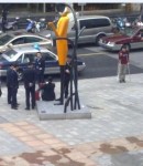 上海街頭竟有女子當眾脫褲便溺（18+）