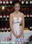 獸獸轉行賣酒舉大杯豪飲 外國小夥現場求愛