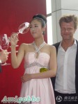 獸獸轉行賣酒舉大杯豪飲 外國小夥現場求愛