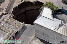 危地馬拉驚現60米深大地洞
