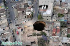 危地馬拉驚現60米深大地洞