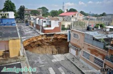 危地馬拉驚現60米深大地洞