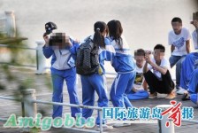 網帖曝光三亞校園暴力 女生3打1男生拍照忙