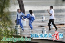 網帖曝光三亞校園暴力 女生3打1男生拍照忙