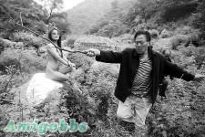 村民持樹枝驅趕拍寫真裸女 稱丟人現眼(組圖)
