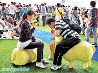 世博內地客坐爛荷蘭館「喜羊羊」