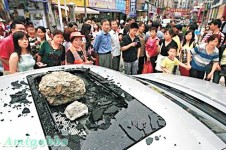 撞車驚見丈夫載二奶　醋婦石頭狂砸平治