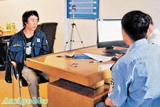 狠男付不起禮金　扔女友落橋