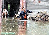 南方暴雨　 1000萬人受災 90死