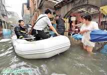 江西洪水困 18萬人　城鎮變孤島