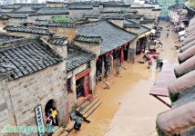 江西洪水困 18萬人　城鎮變孤島