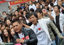 当地时间6月20日，巴黎逾2万华侨游行示威。