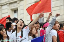 当地时间6月20日，巴黎逾2万华侨游行示威。