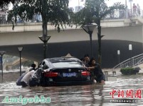江西抚河唱凯堤发生决堤 威胁十多万人口